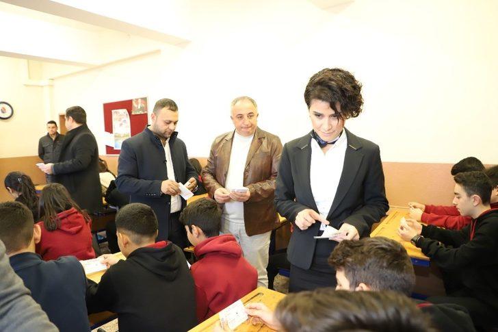 Başkan Akın’dan öğrencilere karne hediyesi G5