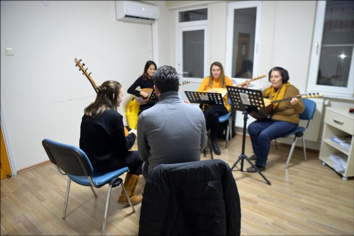 Altıeyl&uuml;l Belediyesi meslek edindiriyor