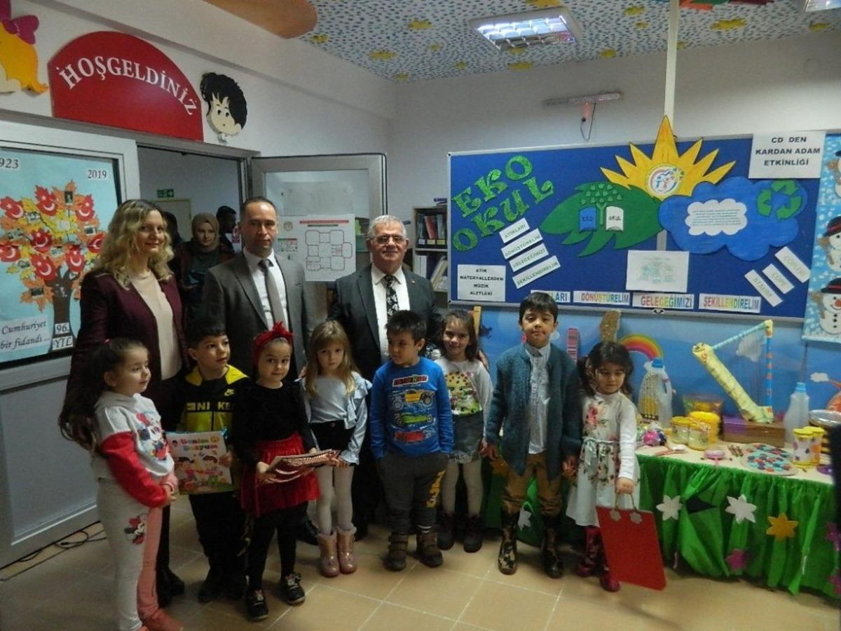 Erdekli &ouml;ğrencilerin karne sevinci