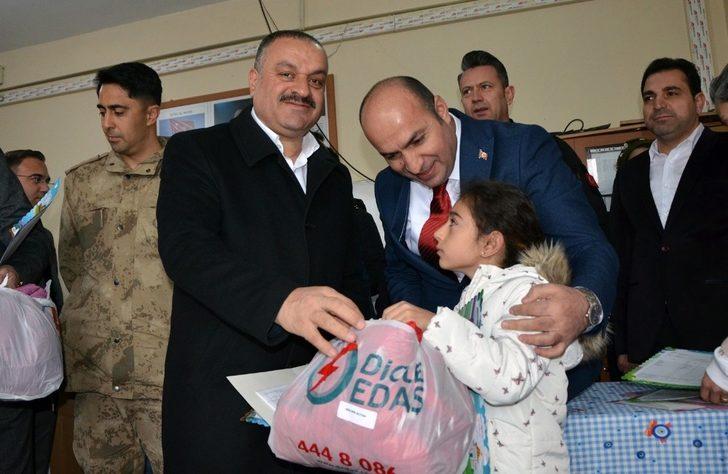 Dicle Elektrik’ten minik öğrencilere karne hediyesi G1