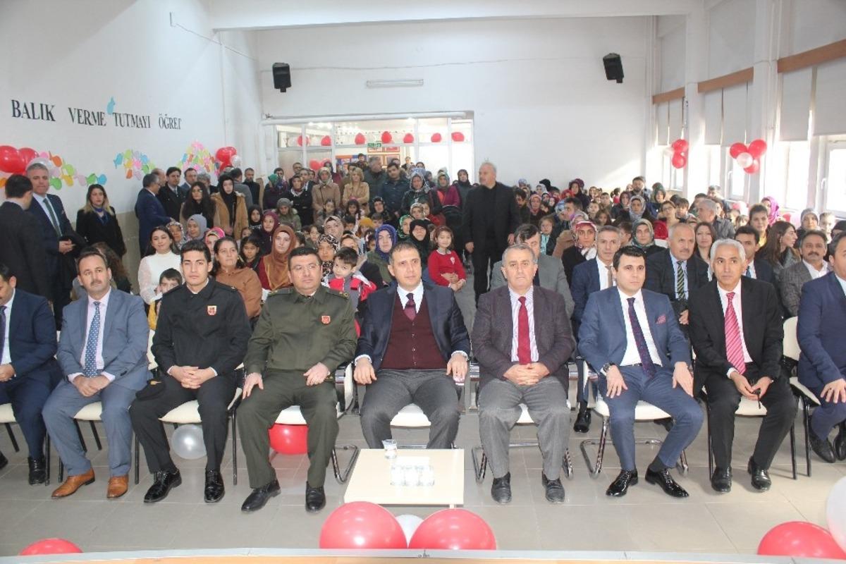 Karnelerini anneleriyle aldılar