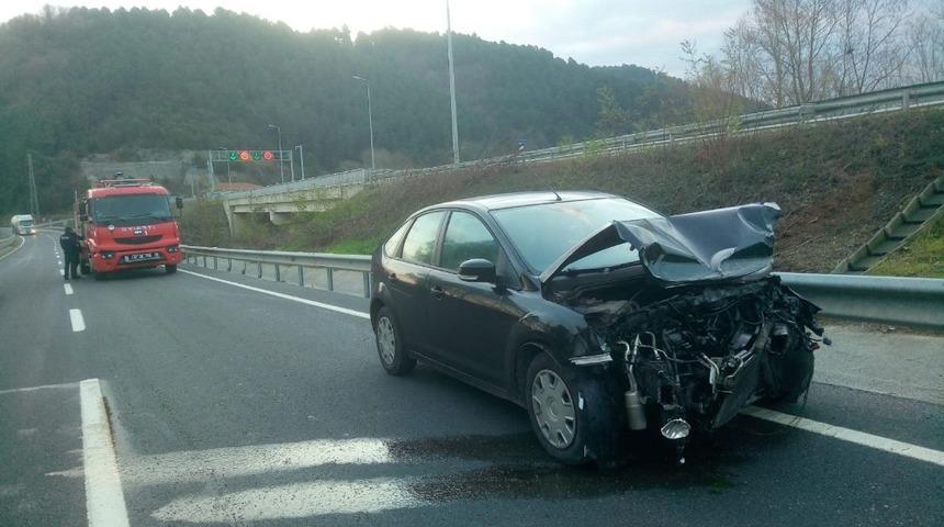 Direksiyon hakimiyetini kaybeden s&uuml;r&uuml;c&uuml; bariyerlere &ccedil;arptı