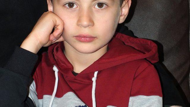 İlkokul öğrencisi, valinin makam aracındaki bayrağı öptü (2)