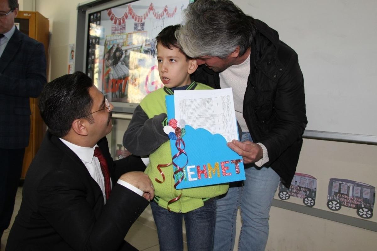 &Ouml;zel eğitimli &ouml;ğrenciye &uuml;zerinde ismi yazan &ouml;zel karne
