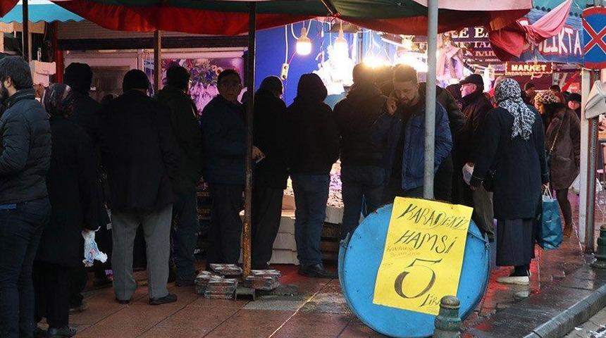 Eskişehir'de hamsinin kilosu 5 TL'ye d&uuml;ş&uuml;nce, balık&ccedil;ılarda uzun kuyruklar oluştu