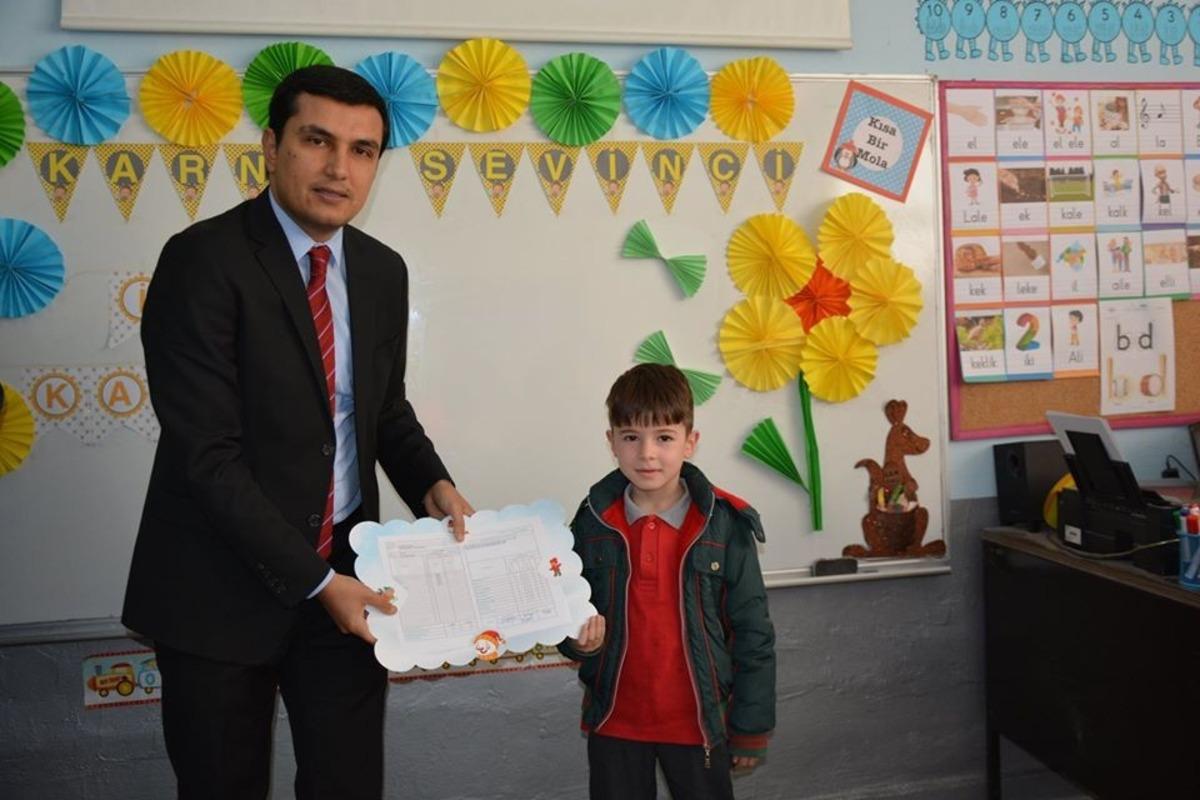 Selendili &ouml;ğrencilerin karne sevinci