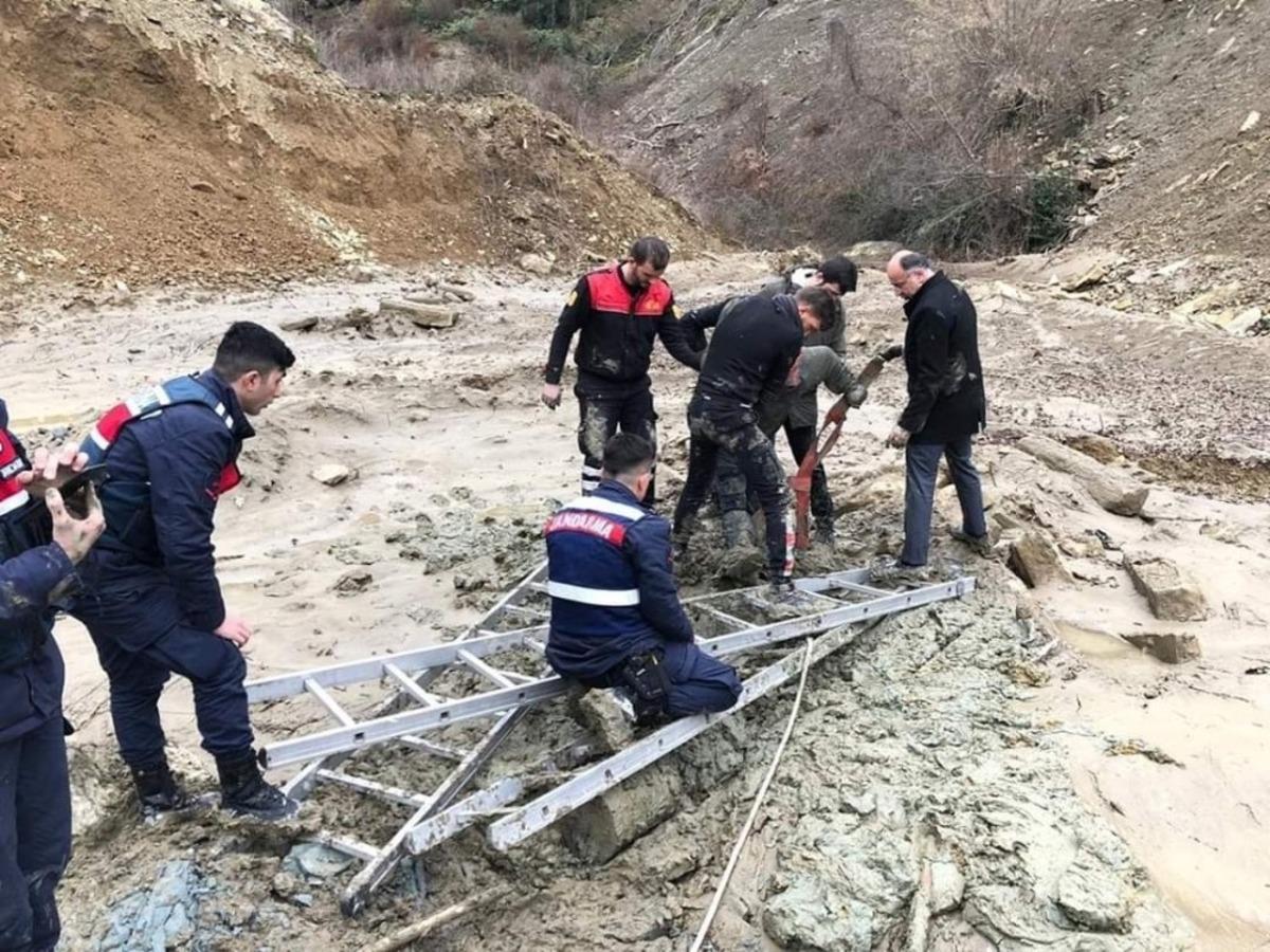 Sinop&rsquo;ta battığı &ccedil;amurdan zorlukla kurtarıldı