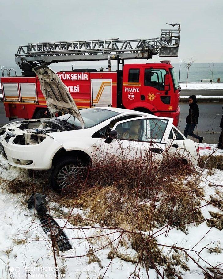 Van’da kaza yapan otomobilde yangın çıktı G5