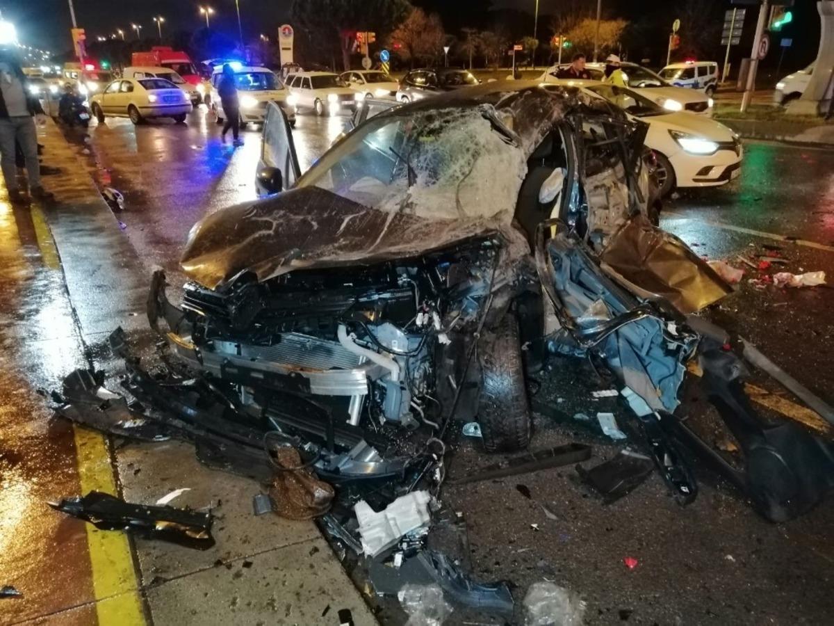 Kırmızı ışıkta ge&ccedil;ti, ortalık savaş alanına d&ouml;nd&uuml;