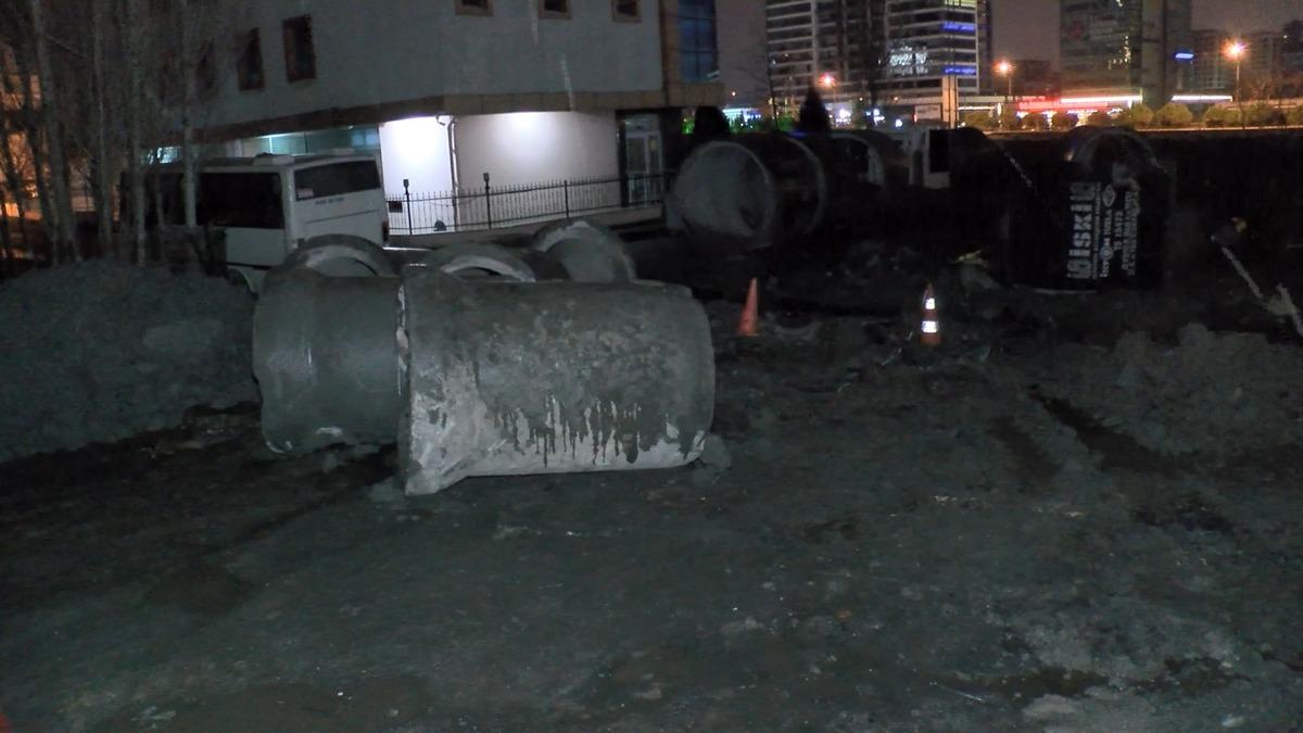 Bağcılar'da kanalizasyon borusu patladı, yol trafiğe kapatıldı