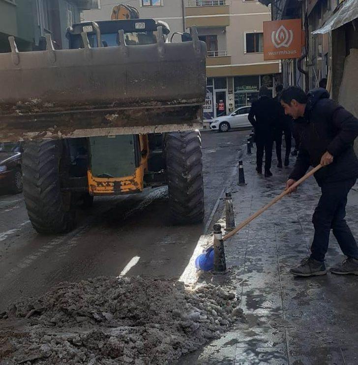 Bayburt’ta belediye ekipleri buz temizliği yaptı G3