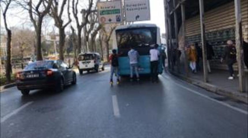 İstanbul'da patenli gençlerin tehlikeli yolculukları kamerada