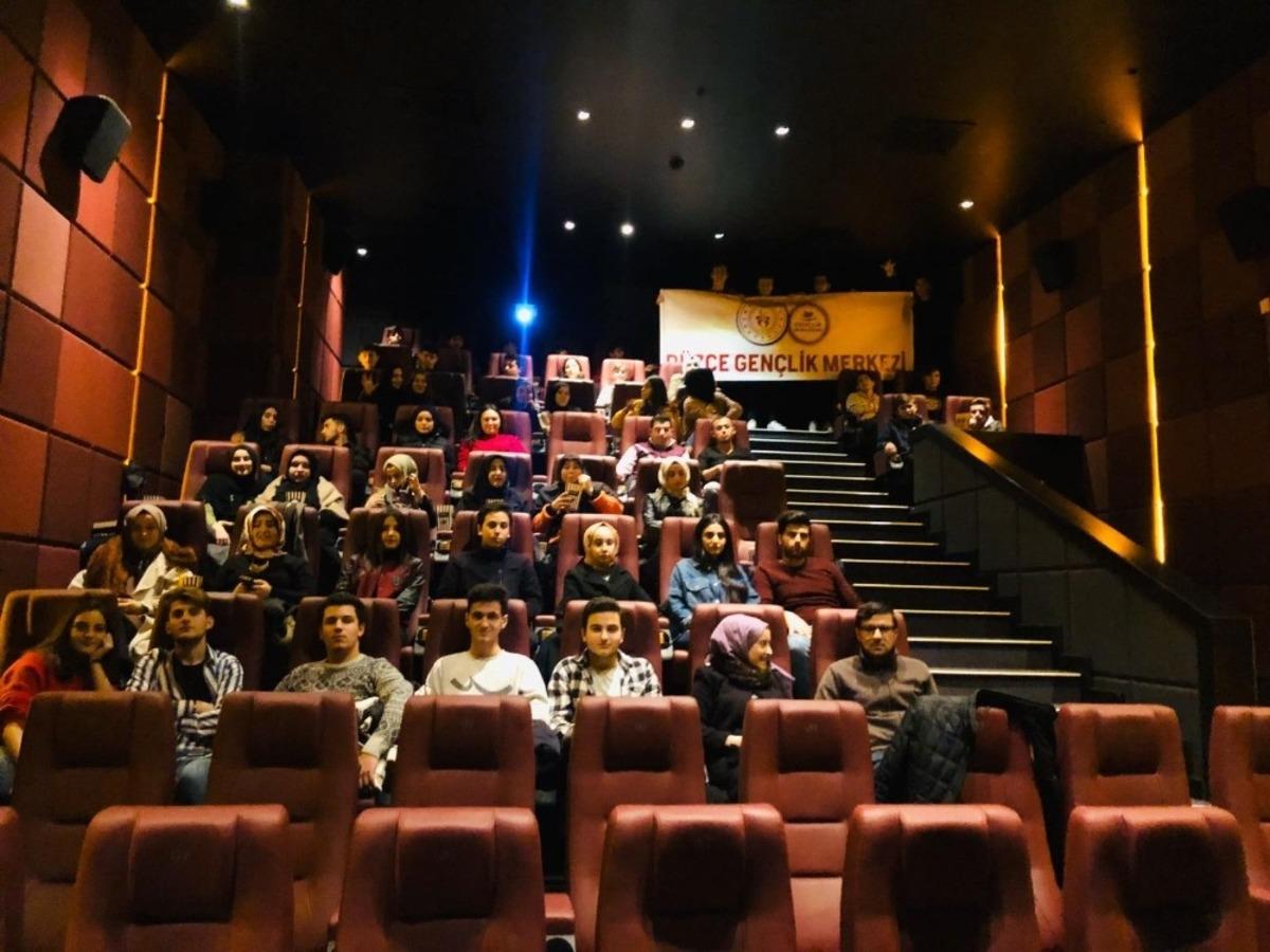 400 gen&ccedil; Beyaz H&uuml;zn&uuml; izledi