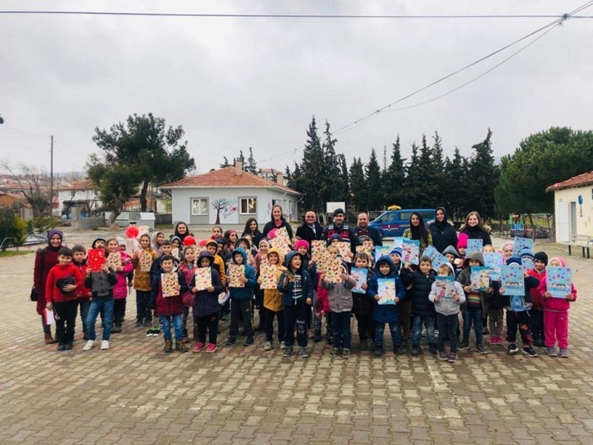 Jandarma, &ouml;ğrencilerin karne sevincine ortak oldu