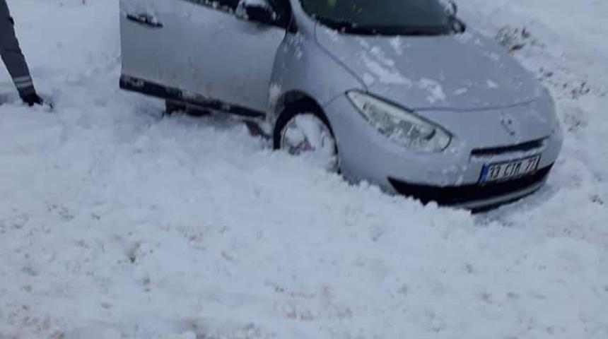 Mazıdağı&rsquo;nda yoğun kar yağışı kazalara davetiye &ccedil;ıkardı