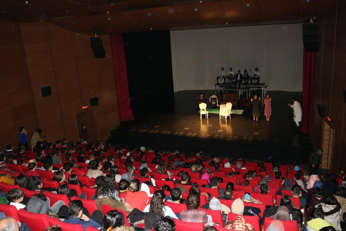 K&ouml;y&uuml; okulu k&uuml;t&uuml;phanesi oluşturmak i&ccedil;in tiyatro g&ouml;sterisi d&uuml;zenlediler