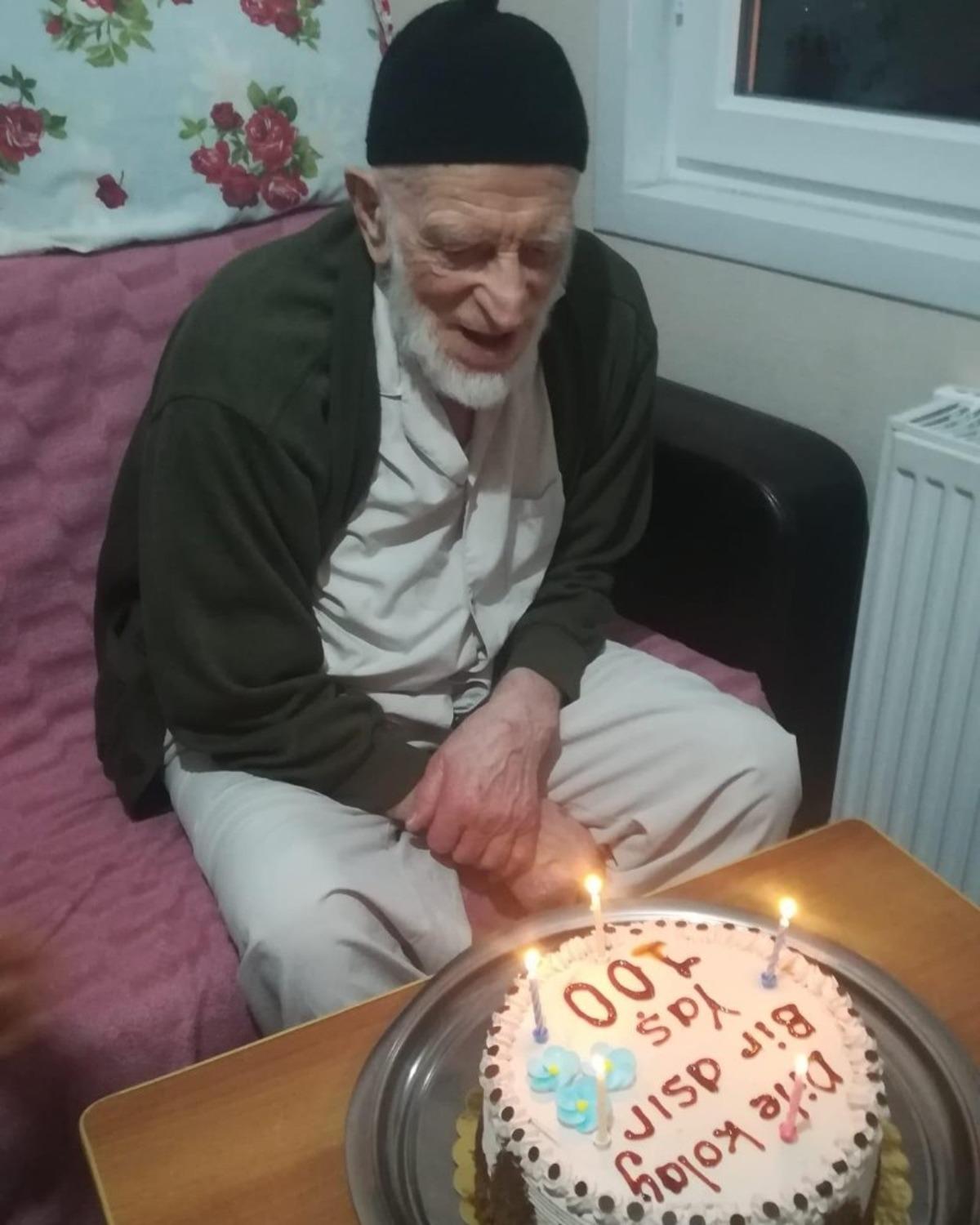 Asırlık dedeye doğum g&uuml;n&uuml; s&uuml;rprizi! 100. yaş pastası