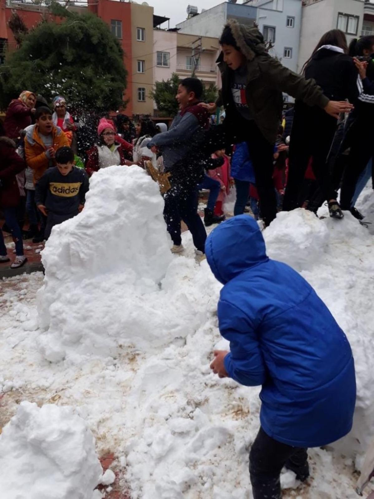 Karne alan &ccedil;ocuklara kar s&uuml;rprizi