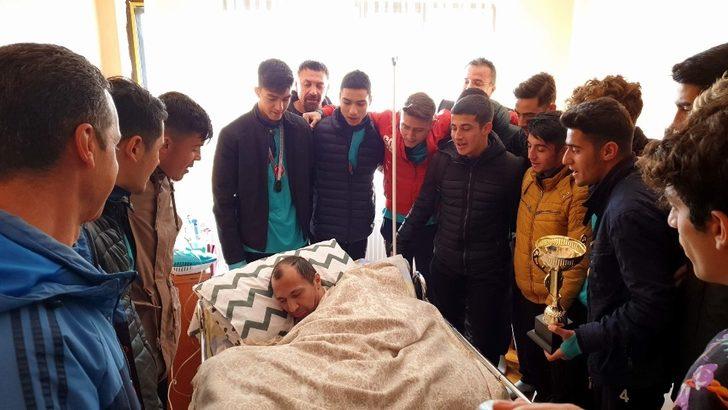 Şampiyonluk kupasını hasta öğretmenlerine götürdüler G1