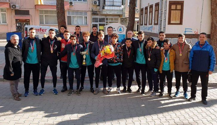 Şampiyonluk kupasını hasta öğretmenlerine götürdüler G2