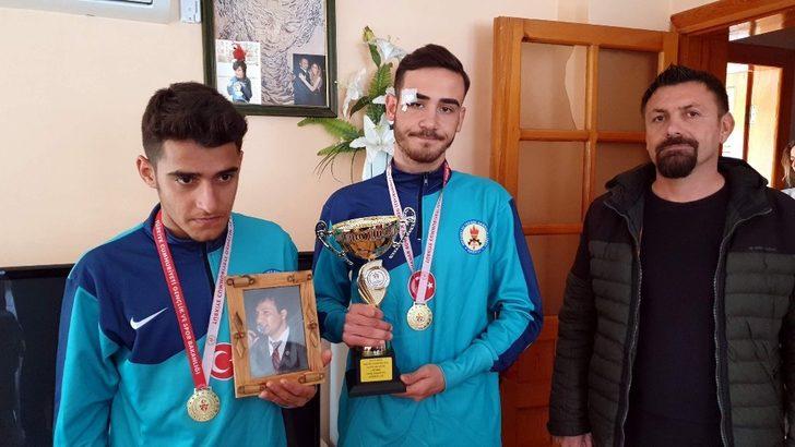 Şampiyonluk kupasını hasta öğretmenlerine götürdüler G3