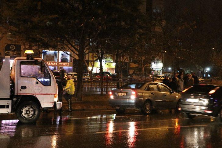 Kaygan yol kazaya neden oldu; 4 araç birbirine girdi G2