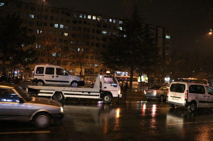 Kaygan yol kazaya neden oldu; 4 araç birbirine girdi G3