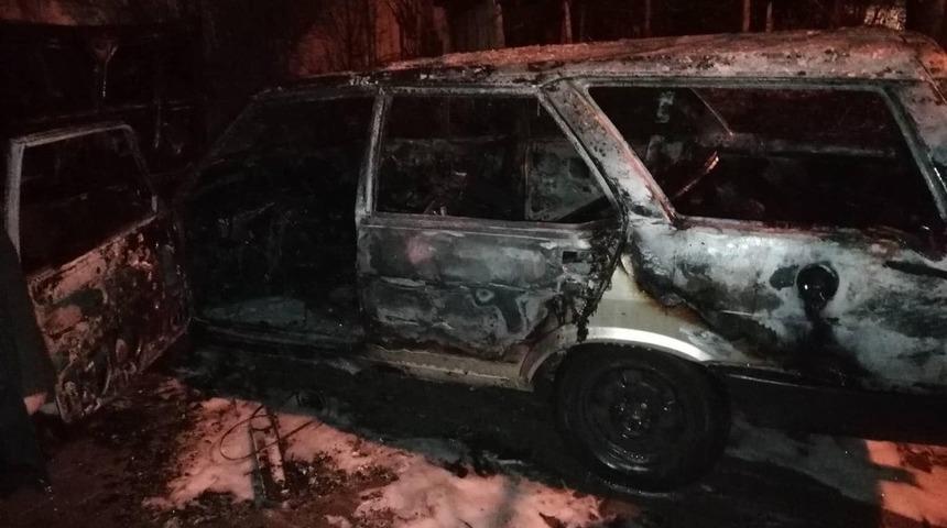 Park halindeki otomobil yandı