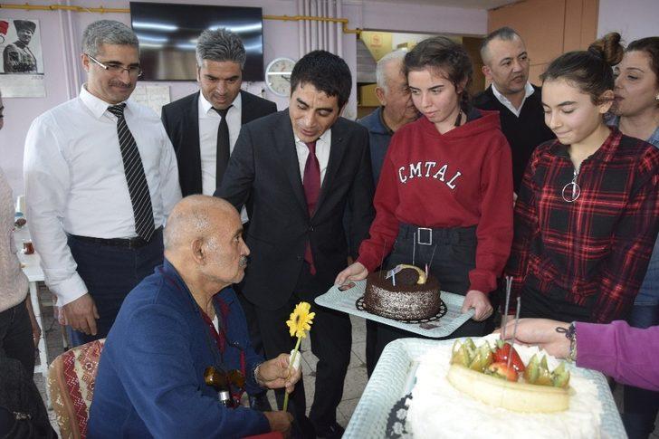 Huzurevi sakini Yusuf amcaya doğum günü sürprizi G1