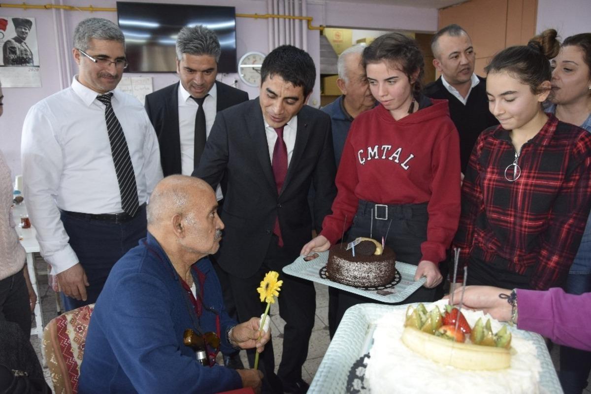 Huzurevi sakini Yusuf amcaya doğum g&uuml;n&uuml; s&uuml;rprizi