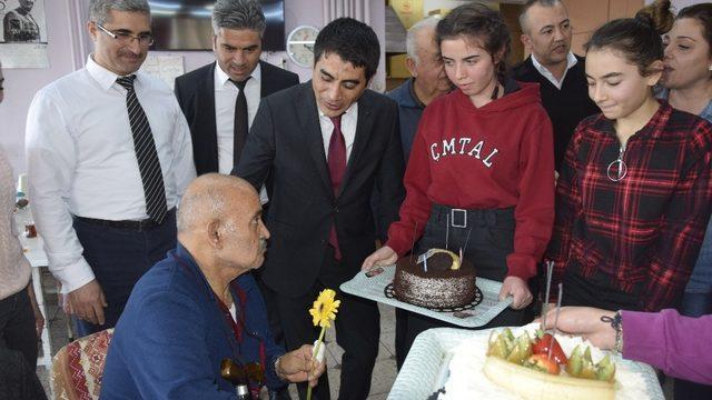 Huzurevi sakini Yusuf amcaya doğum günü sürprizi