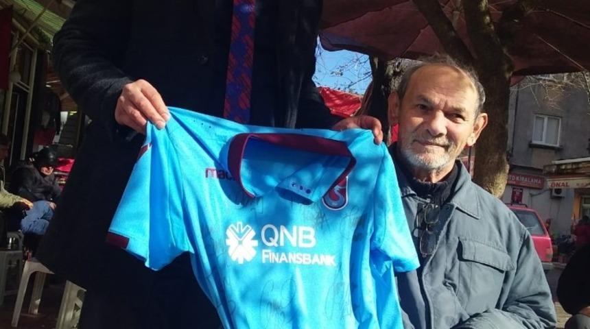 Trabzonspor&rsquo;dan Eynesilli engelli vatandaşa forma jesti