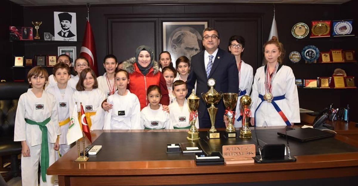 &Ccedil;an Belediyesi Taekwondo kul&uuml;b&uuml; başarılarını başkan &Ouml;z ile  paylaştı
