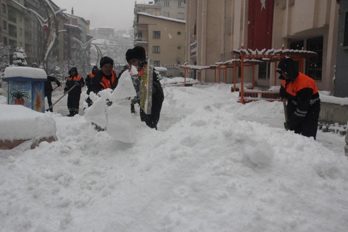 Hakkari&rsquo;de 37 k&ouml;y ve 104 mezra yolu ulaşıma kapandı