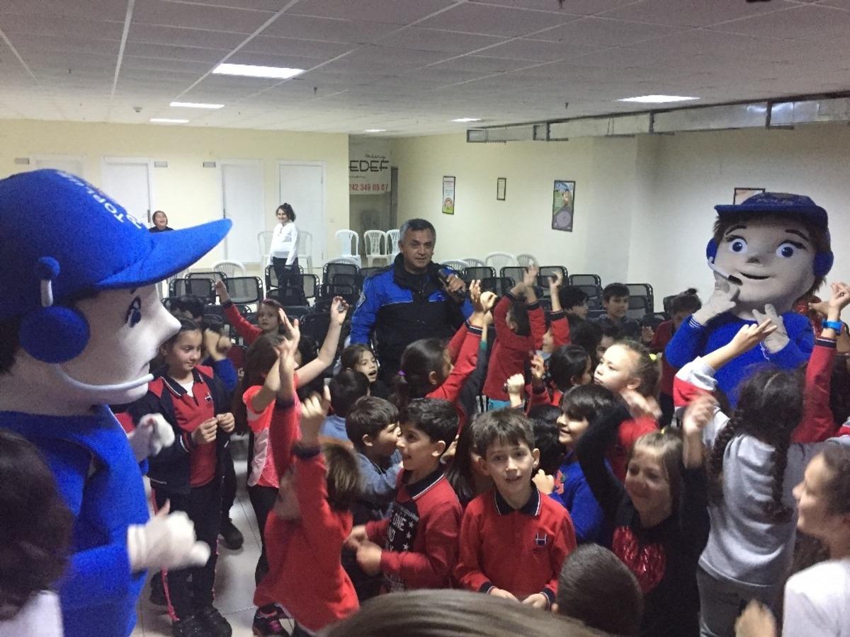 Polisten &ouml;ğrencilere Polirobot Eğitimi