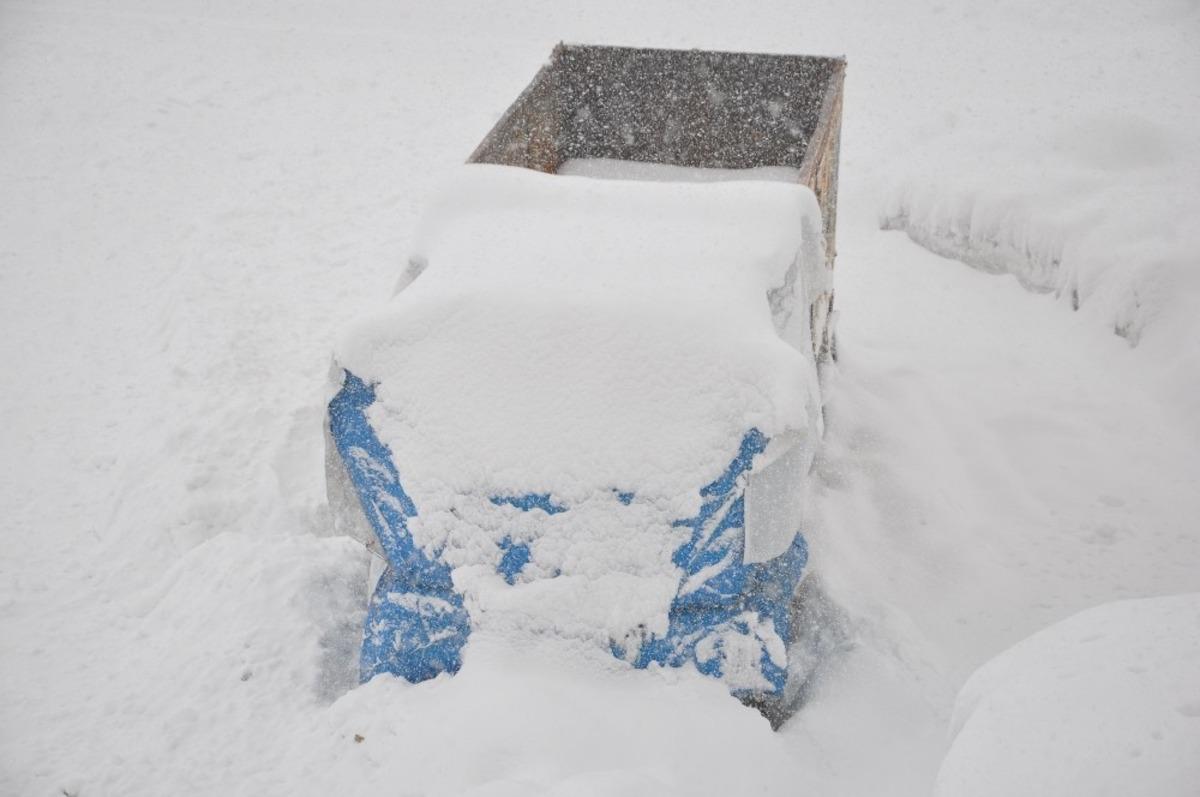 Y&uuml;ksekova&rsquo;da yoğun kar yağışı ve sis