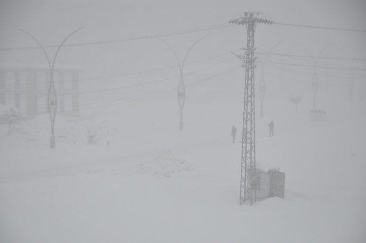 Yüksekova’da yoğun kar yağışı ve sis G2