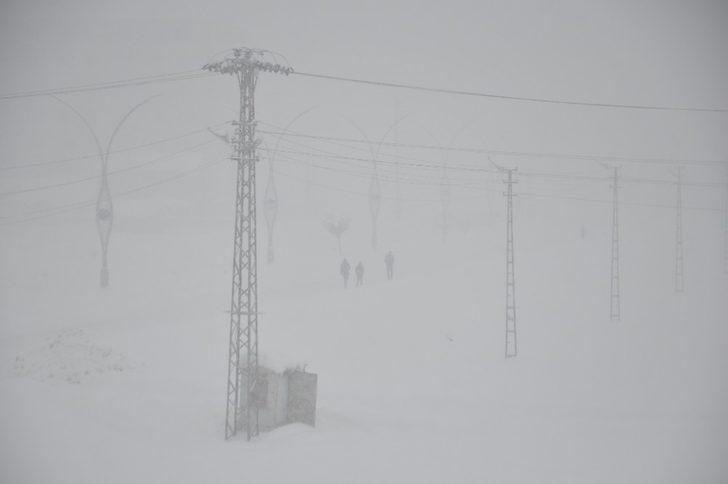Yüksekova’da yoğun kar yağışı ve sis G4