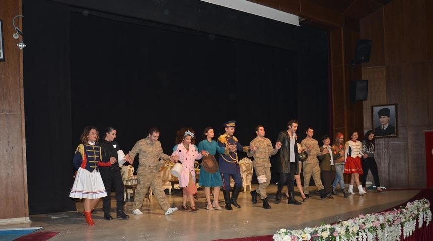 Iğdır&rsquo;da "Şapka" adlı tiyatro g&ouml;sterisi d&uuml;zenlendi