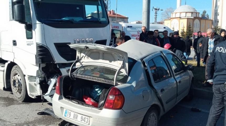 Kamyon ve otomobil &ccedil;arpıştı:1 &ouml;l&uuml;, 1 yaralı