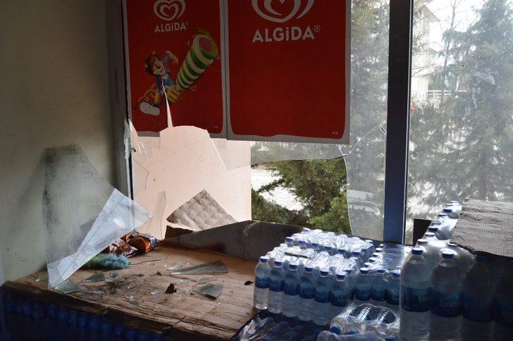 Markete giren hırsızlar sadaka kutusuna kadar çaldı G4