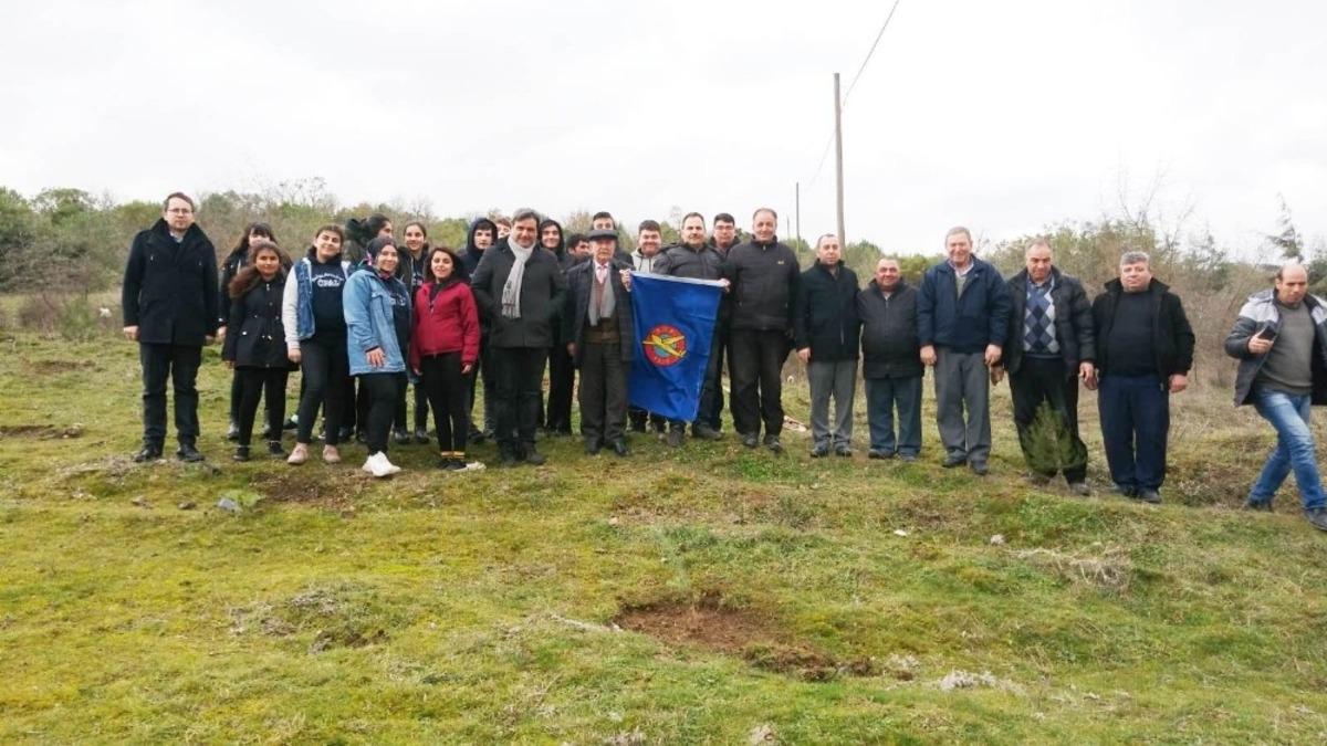 Balyalı &ouml;ğrenciler 300 fıstık &ccedil;amını toprakla buluşturdu