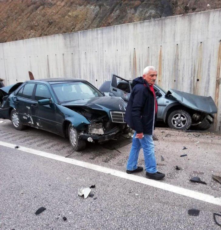Kazaya yardım etmek için durup araçtan inenlere otomobil çarptı: 3’ü ağır 9 yaralı G3