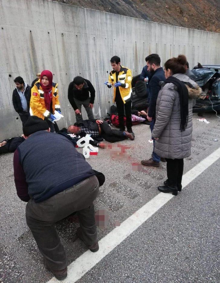Kazaya yardım etmek için durup araçtan inenlere otomobil çarptı: 3’ü ağır 9 yaralı G1