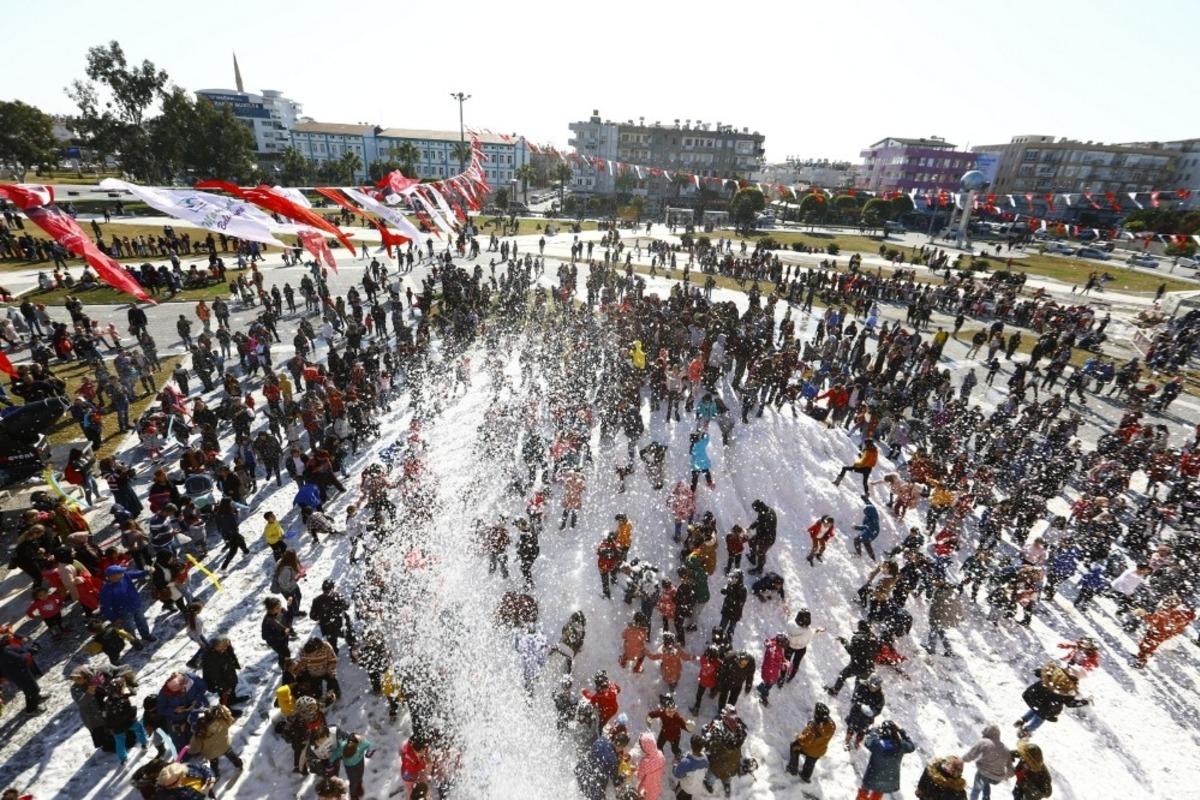 Dağlardan &ccedil;ocuklar i&ccedil;in 30 kamyon kar getirildi
