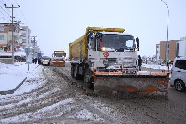 Karaman&rsquo;da karla m&uuml;cadele &ccedil;alışmaları 1