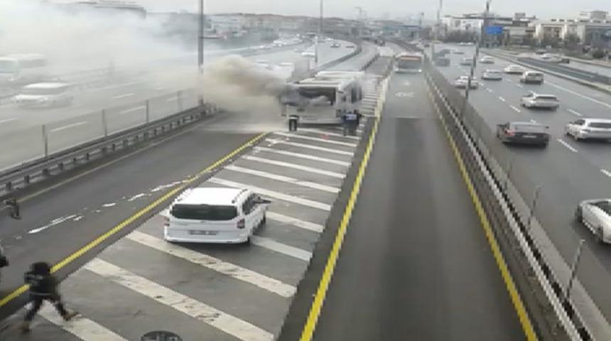 Son dakika... Seyir halindeki metrobüste yangın! Seferler aksıyor