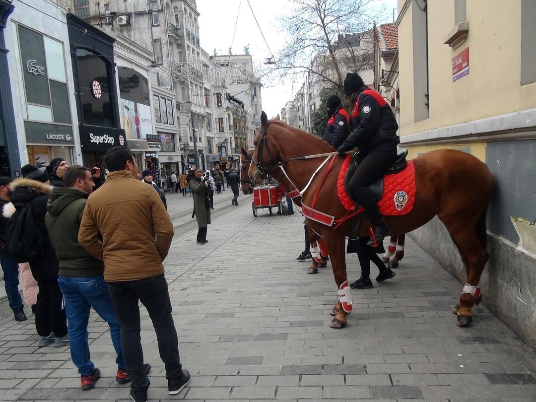 İstiklal Caddesi&rsquo;nde atlı polislerin ge&ccedil;idi turistlerden b&uuml;y&uuml;k ilgi g&ouml;rd&uuml;