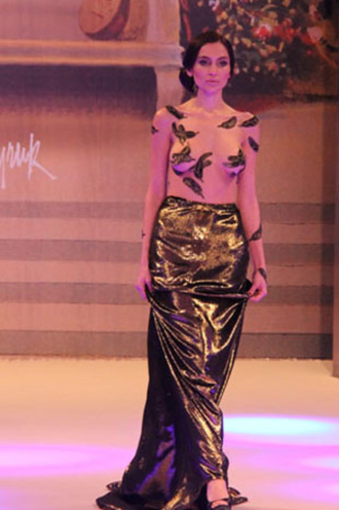 Defileye damga vuran dekolte