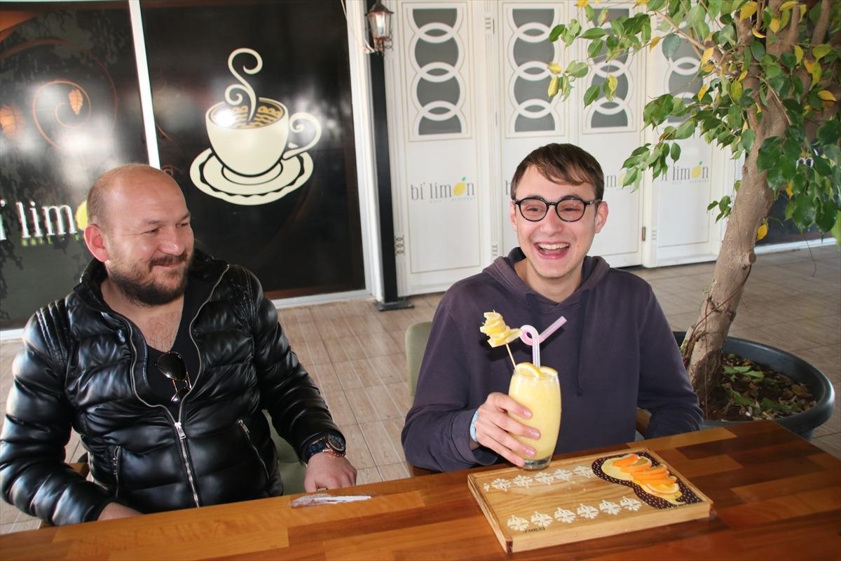 Otostopla d&uuml;nyayı gezen Alman gencin son durağı Mersin oldu